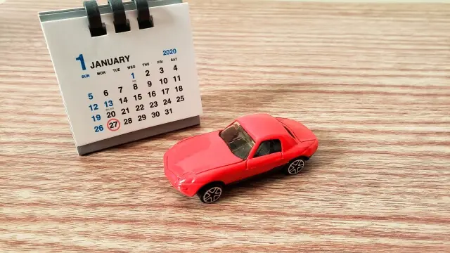 車とカレンダー