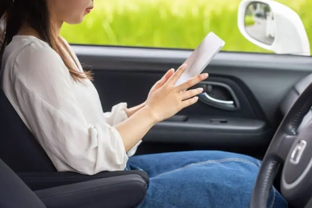 車内で書類を読む女性
