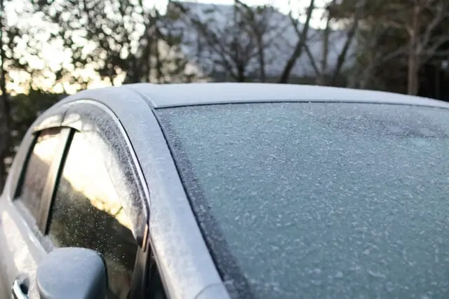 凍結した車のフロントガラス